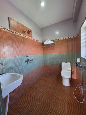 Deluxe Double or Twin Room, Balcony, Mountain View | Bathroom