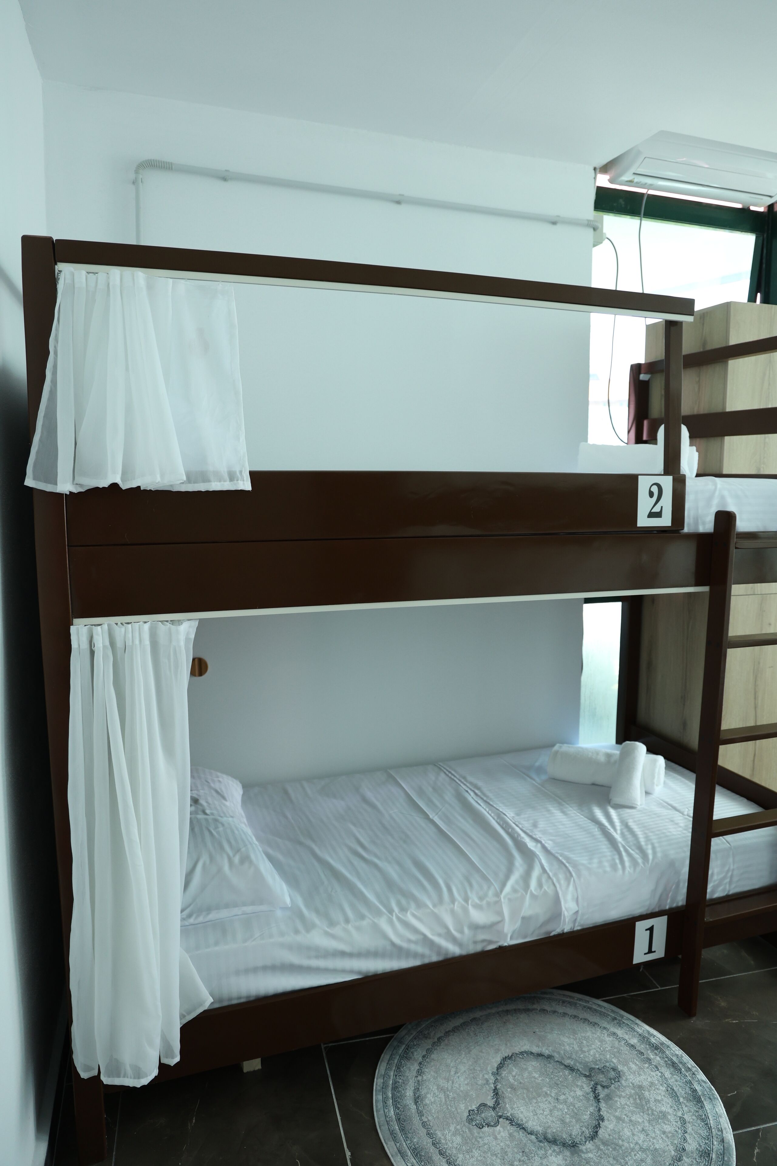 5 bedrooms, iron/ironing board, WiFi, bed sheets