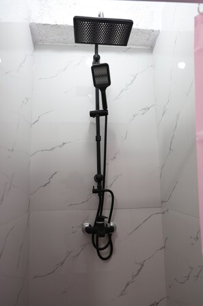 Shower, hair dryer, bidet, towels - Backpacker Hostel Kruje (Krujë)