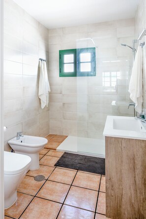 Shower, hair dryer, bidet, towels - Casa Ana y el Mar, for those in love with the sea, in Lanzarote. (Urbanización los Cocoteros)