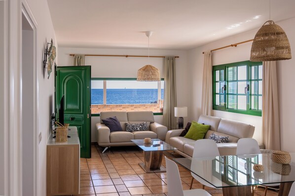 TV - Casa Ana y el Mar, for those in love with the sea, in Lanzarote. (Urbanización los Cocoteros)