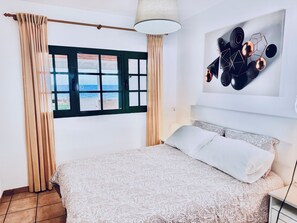 3 bedrooms, iron/ironing board, WiFi, bed sheets - Casa Ana y el Mar, for those in love with the sea, in Lanzarote. (Urbanización los Cocoteros)