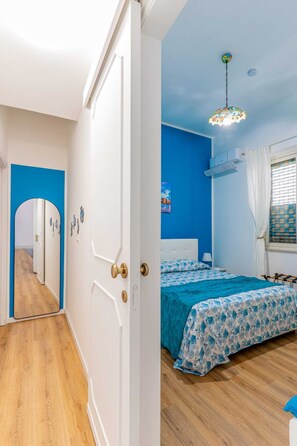 3 habitaciones, tabla de planchar con plancha y cuna de viaje 