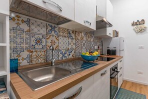 Fridge, microwave, oven, stovetop - House in Mondello 100 steps from Mondello beach and its square (Palermo)