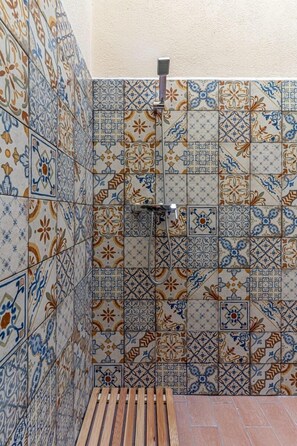 Regadera, secadora de cabello, bidet, toallas 