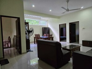 Interior - 3-bedroom holiday home in Lush Lakeside Nature's Nook (Battaramulla)