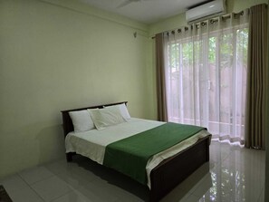 3 bedrooms, iron/ironing board, Internet, bed sheets - 3-bedroom holiday home in Lush Lakeside Nature's Nook (Battaramulla)
