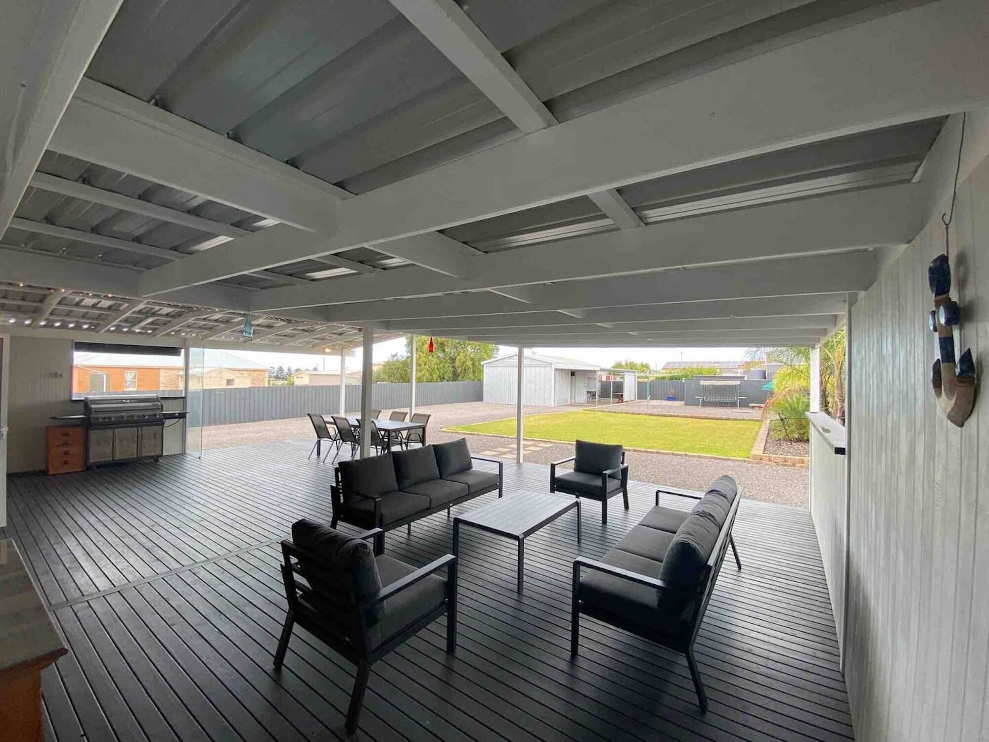The undercover outdoor space is a standout feature of Stansbury Cottage Retreat. With a gas BBQ, comfy seating, and a large dining table, it’s a dream setting for alfresco meals and relaxed evenings.
