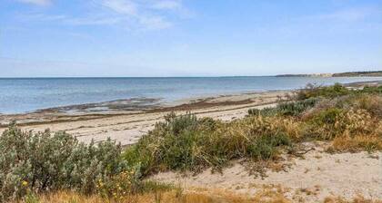 Stansbury's Retreat: Offers Pet-Friendly Fun with Golf Course View
