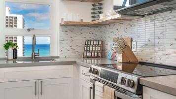 Refrigerador, microondas, horno y parrilla de estufa