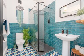 Sèche-cheveux, serviettes fournies