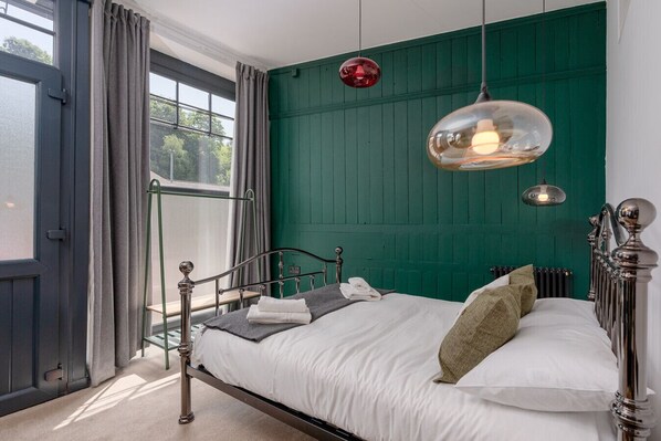 5 bedrooms, desk, iron/ironing board, free WiFi