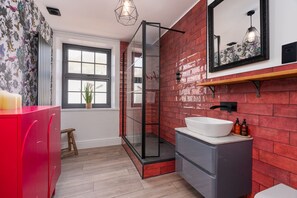 Secador de pelo y toallas