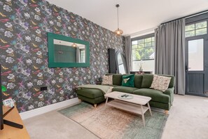 Smart TV, fireplace, stereo