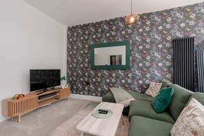 Smart TV, caminetto, impianto stereo