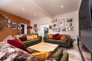 Smart TV, fireplace, stereo