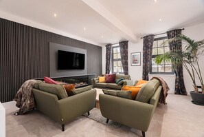 Smart TV, fireplace, stereo