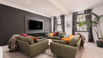 Smart TV, fireplace, stereo