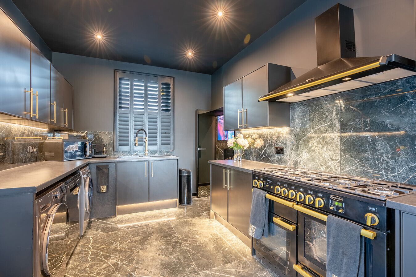 冰箱、微波炉、烤箱、炉灶