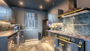 Kylskåp, mikrovågsugn, ugn och spishäll