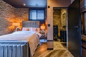 5 bedrooms, desk, iron/ironing board, free WiFi