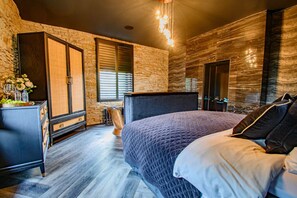 5 bedrooms, desk, iron/ironing board, free WiFi