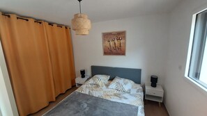 2 عدّة غرف نوم ومكواة/لوح كي وواي فاي وملاءات أسرّة