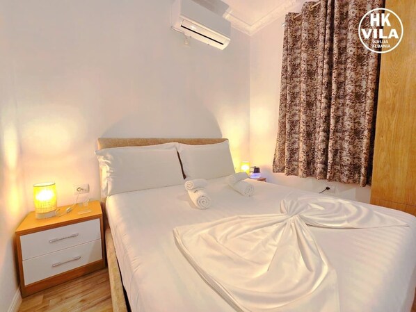 Double Room, Balcony, City View | Desk, laptop workspace, soundproofing