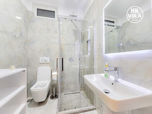 Habitació familiar | Bany | Articles de tocador gratuïts, assecador de cabells, tovalloles i sabó 