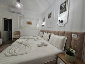 Habitació doble, balcó, vistes a la muntanya | Escriptori i espai de treball apte per a portàtils 