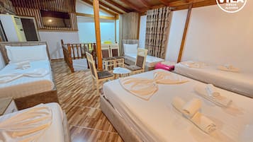Comfort Üç Kişilik Oda, Balkon, Şehir Manzaralı | Oturma alanı