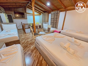 Comfort Triple Room, Balcony, City View | Living area