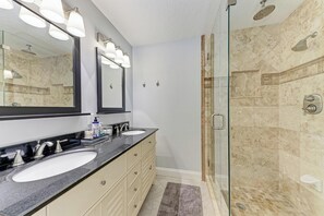 Shower, hair dryer, towels - Forget Me Knot - Waterfront, Boat Dock, 5 Mins to AMI, Heated Pool & Hot tub (Bradenton)