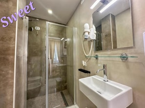 Doppelzimmer, Klimaanlage, Blick auf den Innenhof | Badezimmer