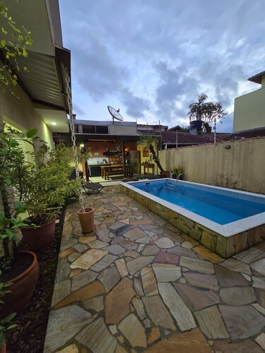 Family house - Suites with air conditioning, swimming pool and barbecue, 250m from Sapê beach.