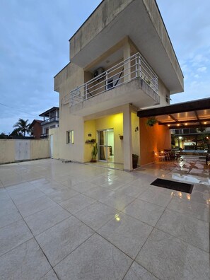 Exterior - Family house - Suites with air conditioning, swimming pool and barbecue, 250m from Sapê beach. (Praia do Sape Ubatuba)