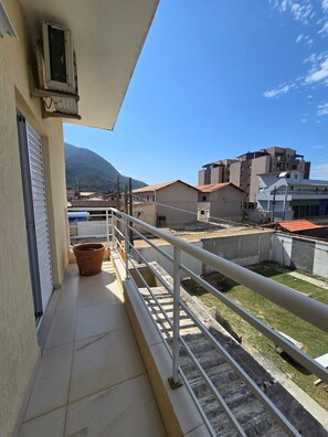 Property grounds - Family house - Suites with air conditioning, swimming pool and barbecue, 250m from Sapê beach. (Praia do Sape Ubatuba)