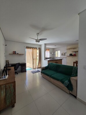 Interior - Family house - Suites with air conditioning, swimming pool and barbecue, 250m from Sapê beach. (Praia do Sape Ubatuba)