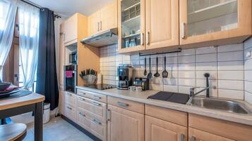 Een koelkast, een magnetron, een oven, een kookplaat