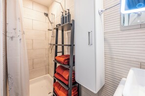 Sèche-cheveux, serviettes fournies, savon, shampoing