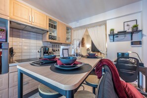 Réfrigérateur, micro-ondes, four, plaque de cuisson