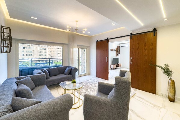 Leilighet – basic | Oppholdsområde | En 55-tommers smart-TV med Parabol-TV