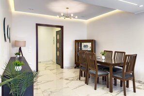 Basic Apartment | Dining