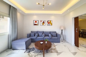 Apartamento básico | Área de estar | Smart TV 55 polegadas com canais via satélite