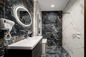 Appartamento Basic | Bagno | Asciugacapelli, asciugamani, sapone, shampoo