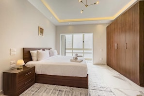 2 habitaciones, tabla de planchar con plancha y ropa de cama