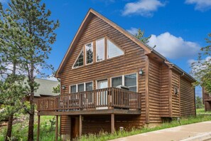 Exterior - Mountain view, cabin vibes! Shared hot tub, BBQ (Estes Park)