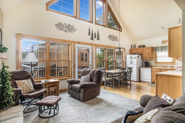 TV, fireplace - Mountain view, cabin vibes! Shared hot tub, BBQ (Estes Park)