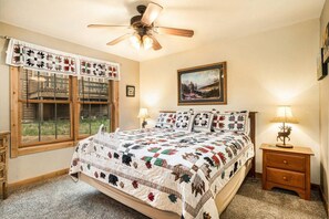 2 bedrooms, desk, iron/ironing board, travel crib - Mountain view, cabin vibes! Shared hot tub, BBQ (Estes Park)