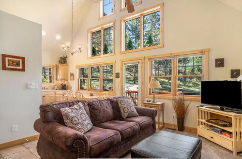 Mountain & Wildlife Views & Hot Tub Access